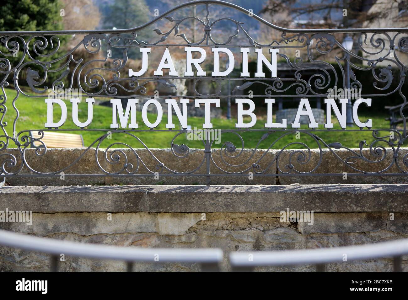 Jardin du Mont-Blanc. Inscription sur une barrière. Saint-Gervais-les-Bains. Haute-Savoie. France. Stock Photo