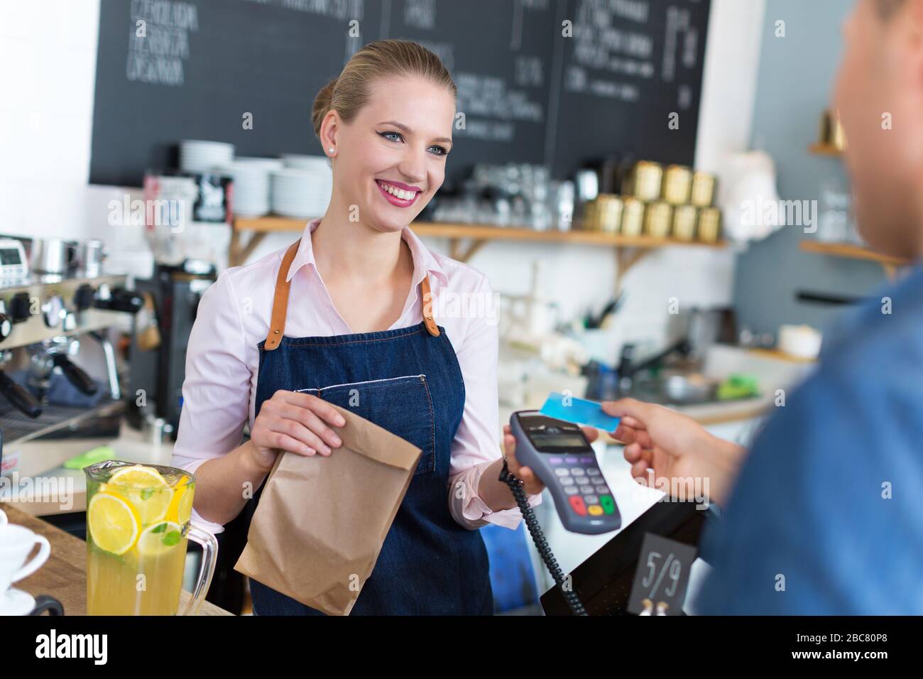 Waiter with credit card reader at cafe Stock Photo Alamy