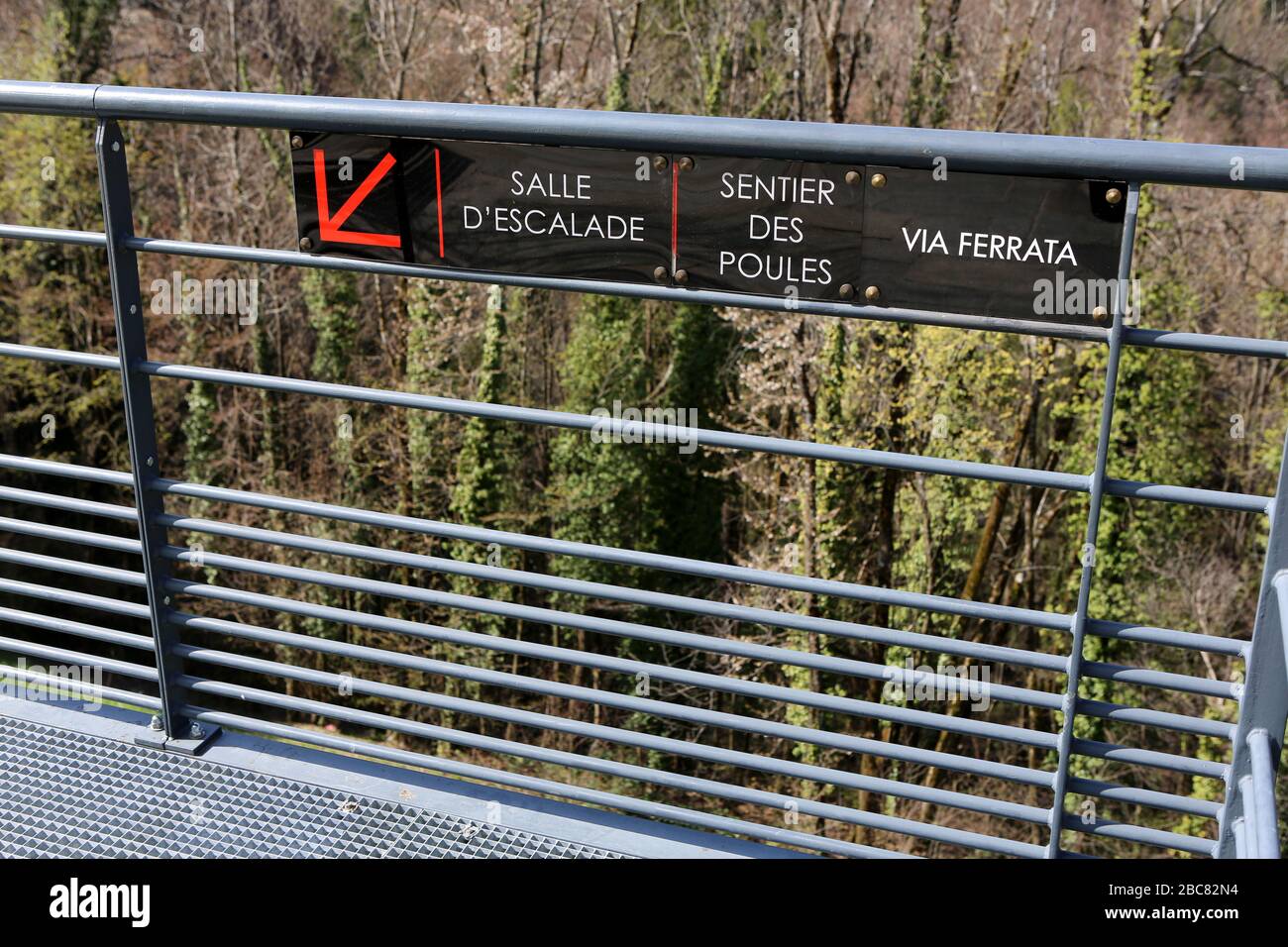 Salle d'escalade. Sentier des Poules. Via Ferrata. Panneau sur une barrière. Saint-Gervais-les-Bains. Haute-Savoie. France. Stock Photo