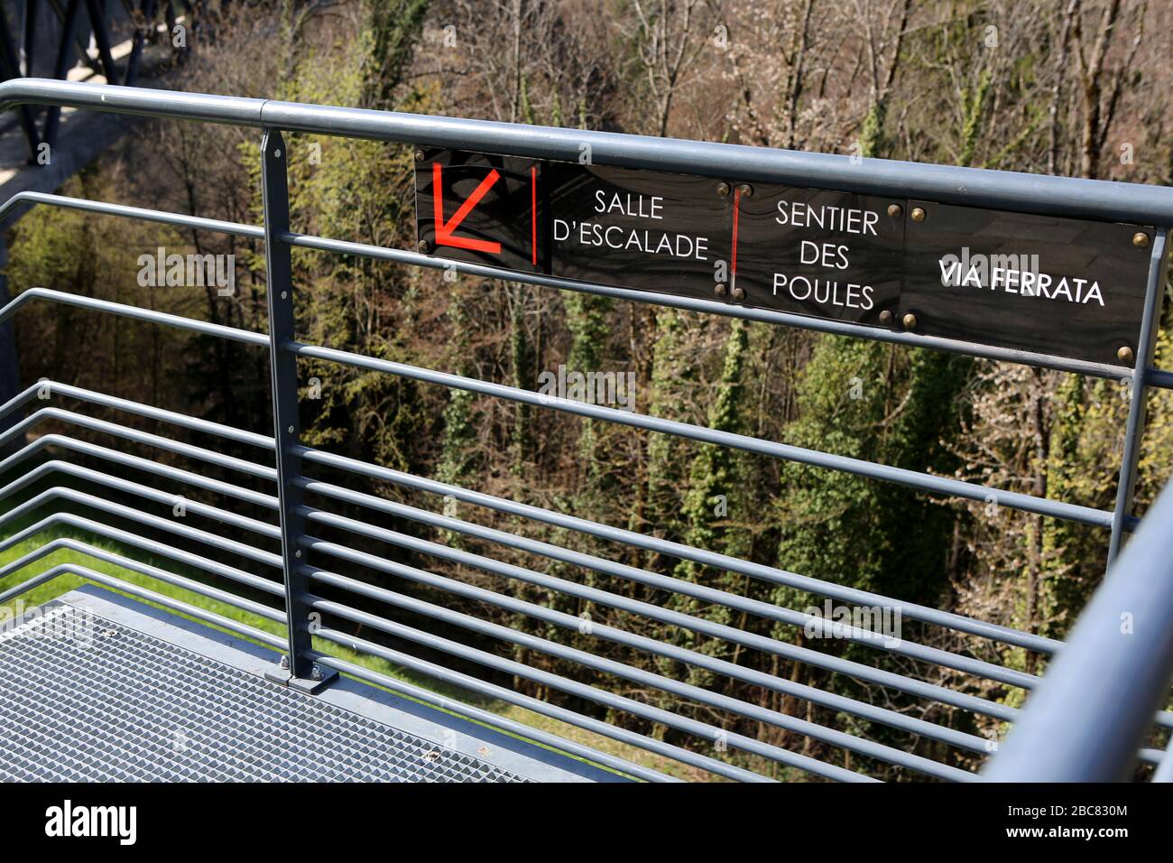 Salle d'escalade. Sentier des Poules. Via Ferrata. Panneau sur une barrière. Saint-Gervais-les-Bains. Haute-Savoie. France. Stock Photo