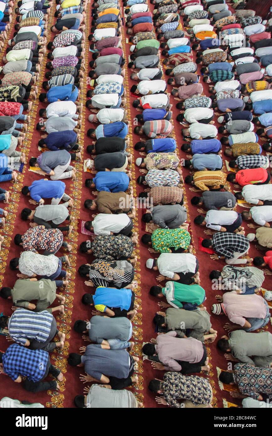 Medan, North Sumatra, Indonesia. 3rd Apr, 2020. Indonesian Muslims attend  congregational Friday prayers in Medan, North Sumatra on April 3, 2020,  without applying social distancing rules amid concern to the Covid-19  coronavirus