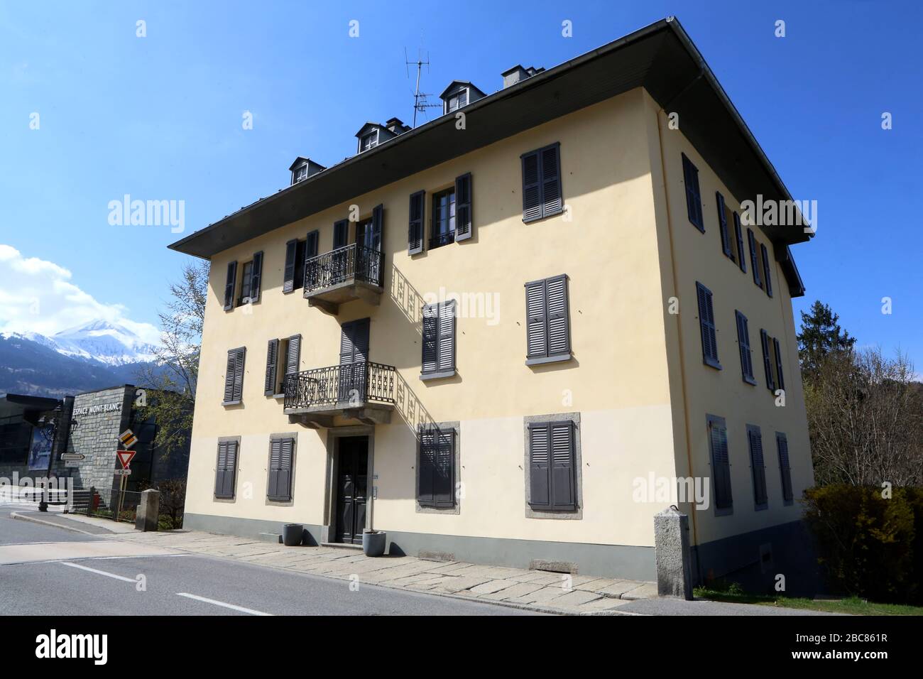Façade d'un immeuble dans le centre-ville. Saint-Gervais-les-Bains. Haute-Savoie. France. Stock Photo