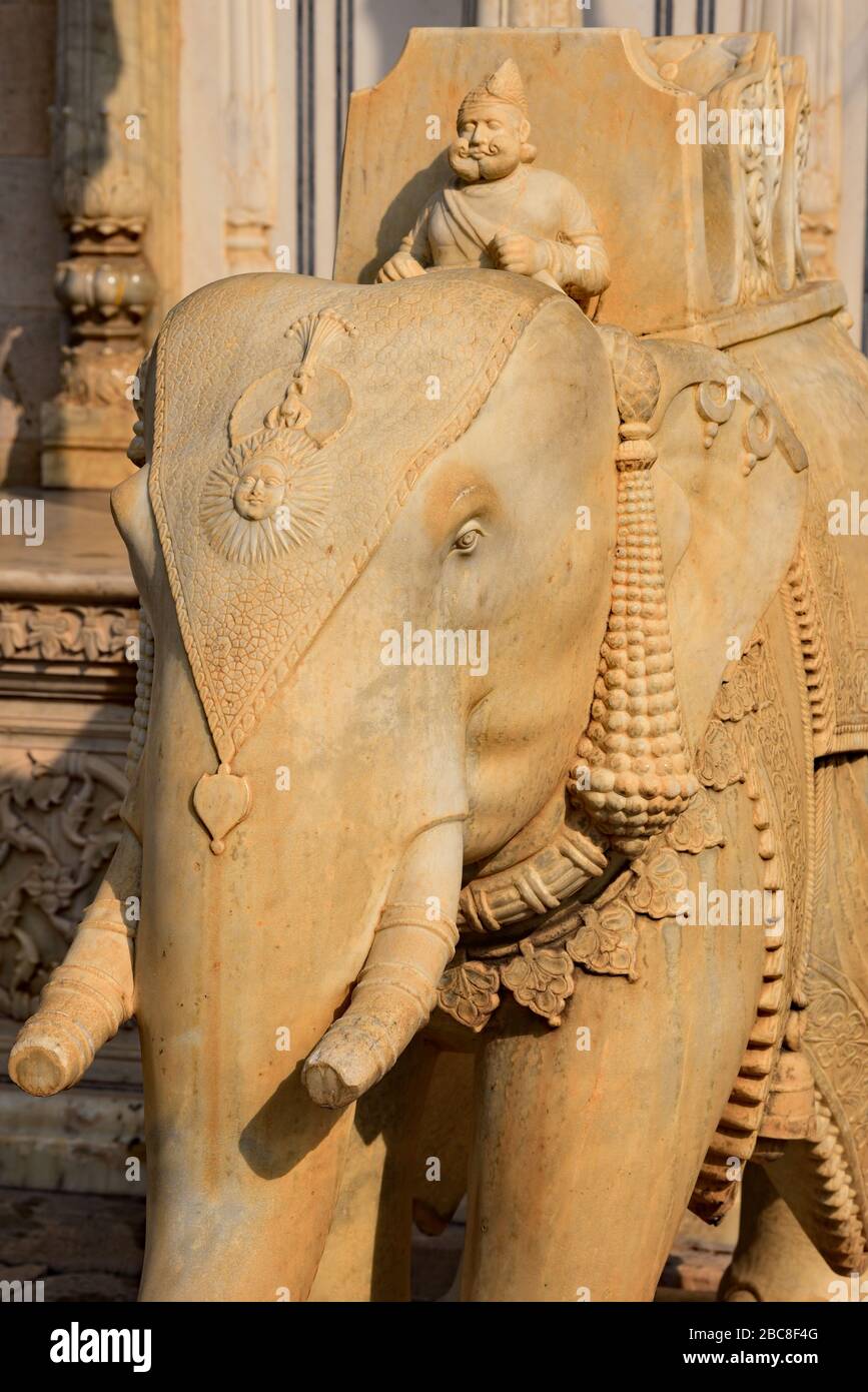 Royal elephant statue, carved from a single block of marble, stands at the Rajendra Pol gateway, Jaipur City Palace, Rajasthan, Western India, Asia. Stock Photo