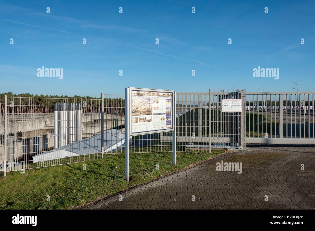 Germany, Saxony-Anhalt, Hohenwarthe, Hohenwarhe double lock, belongs to the Magdeburg waterway cross Stock Photo