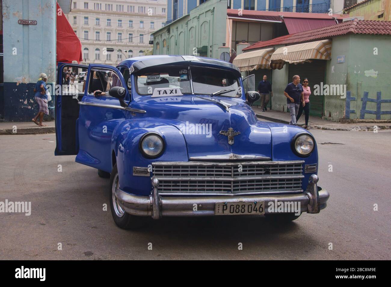 Classic cars and colonial architecture, Havana, Cuba Stock Photo Alamy