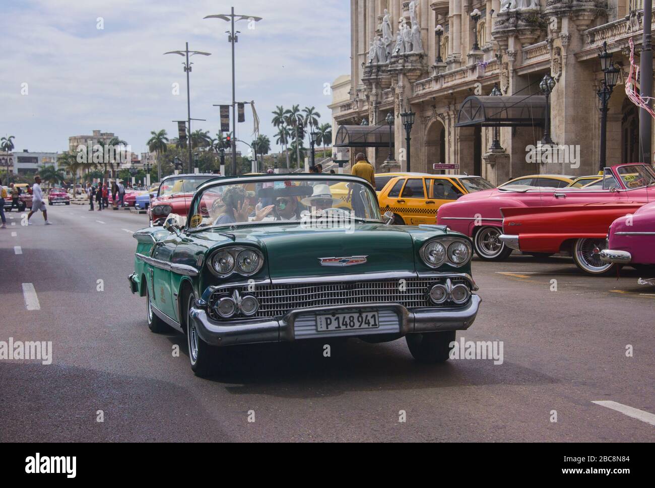 Classic cars and colonial architecture, Havana, Cuba Stock Photo Alamy