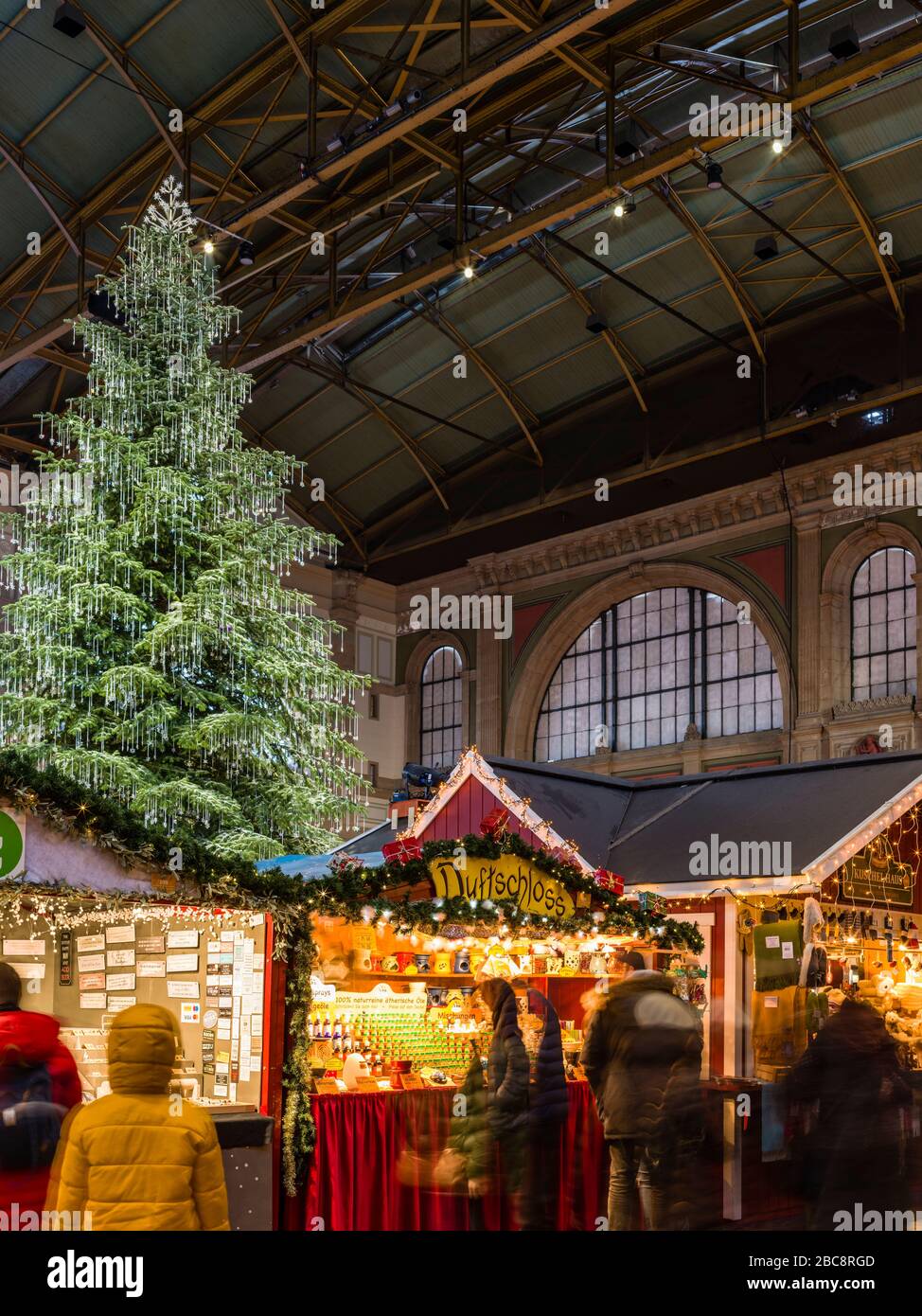 Christmas market in Zurich main station Stock Photo Alamy