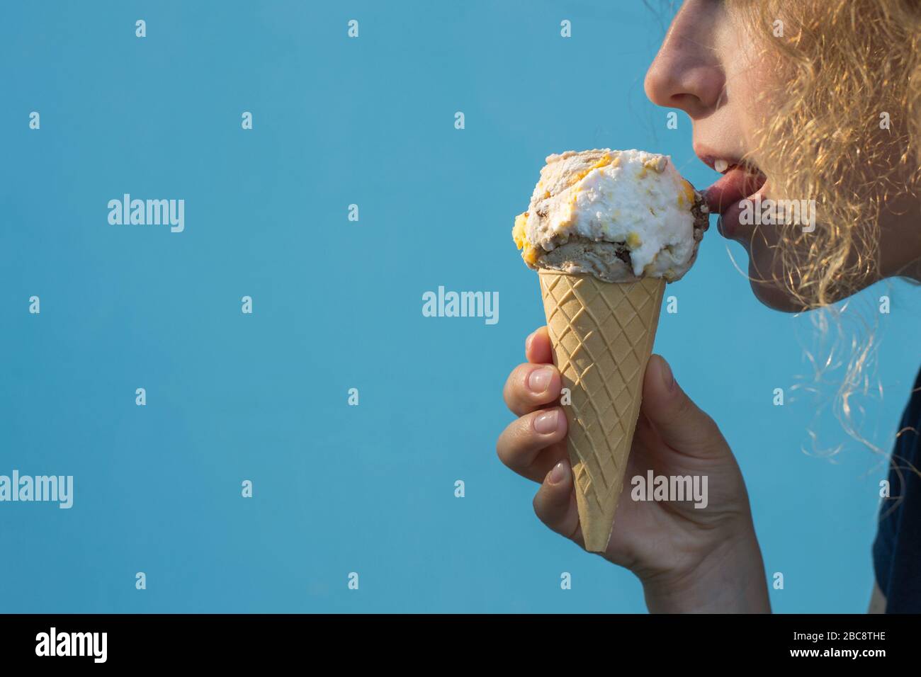 девушка ест мороженое. Eating ice cream перевод. девочка ест мороженое. дженни ест мороженое. девушка ест мороженое.