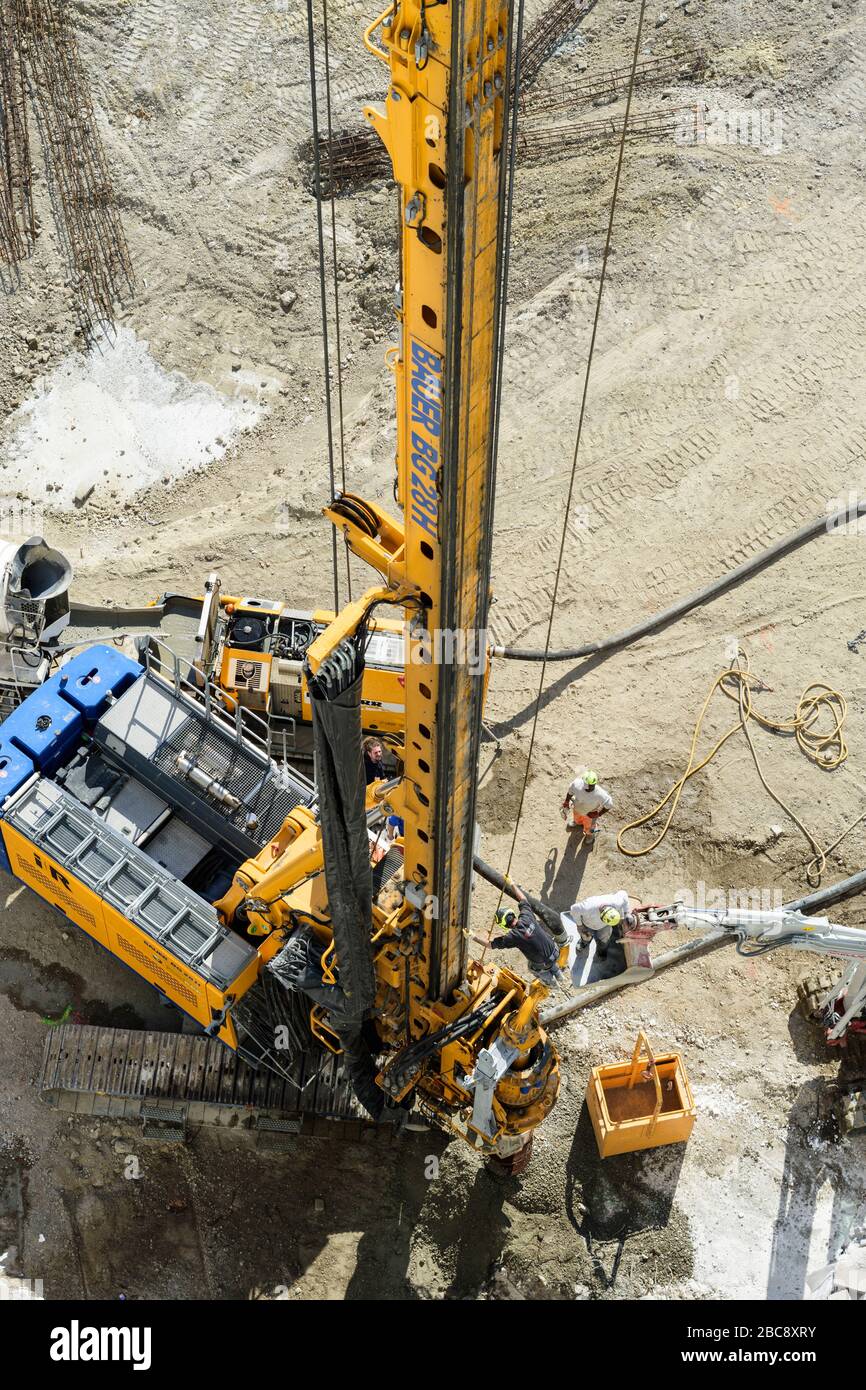 Wien, Vienna: work at construction site, continuous flight auger pile drilling machine (Schneckenortbeton (SOB)-Pfahl), worker, construction site 'Dan Stock Photo