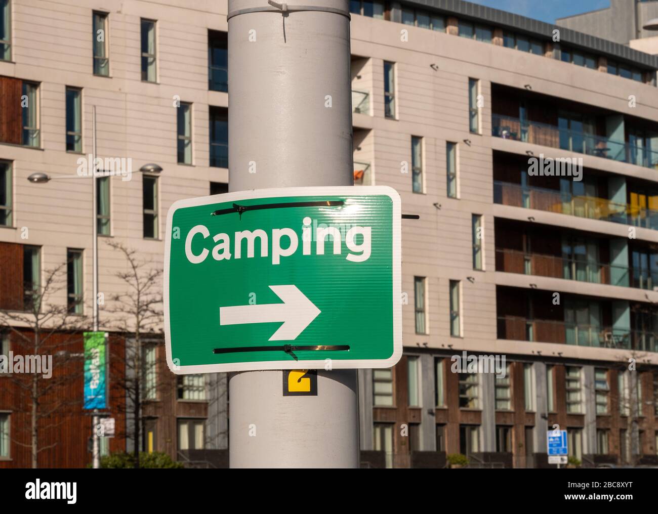 Camp camping sign direction hi-res stock photography and images - Alamy