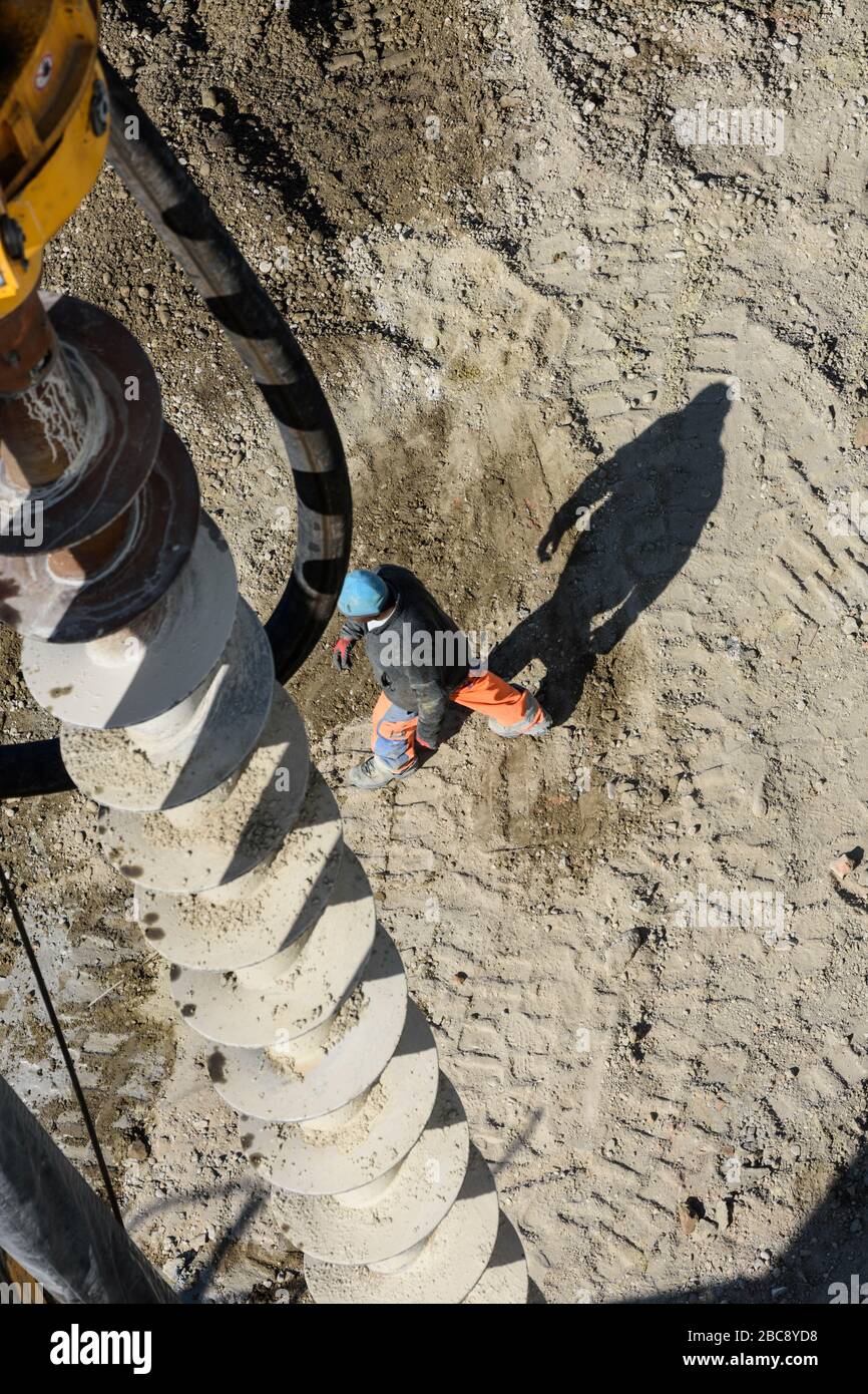 Wien, Vienna: work at construction site, continuous flight auger pile drilling machine (Schneckenortbeton (SOB)-Pfahl), worker, construction site 'Dan Stock Photo