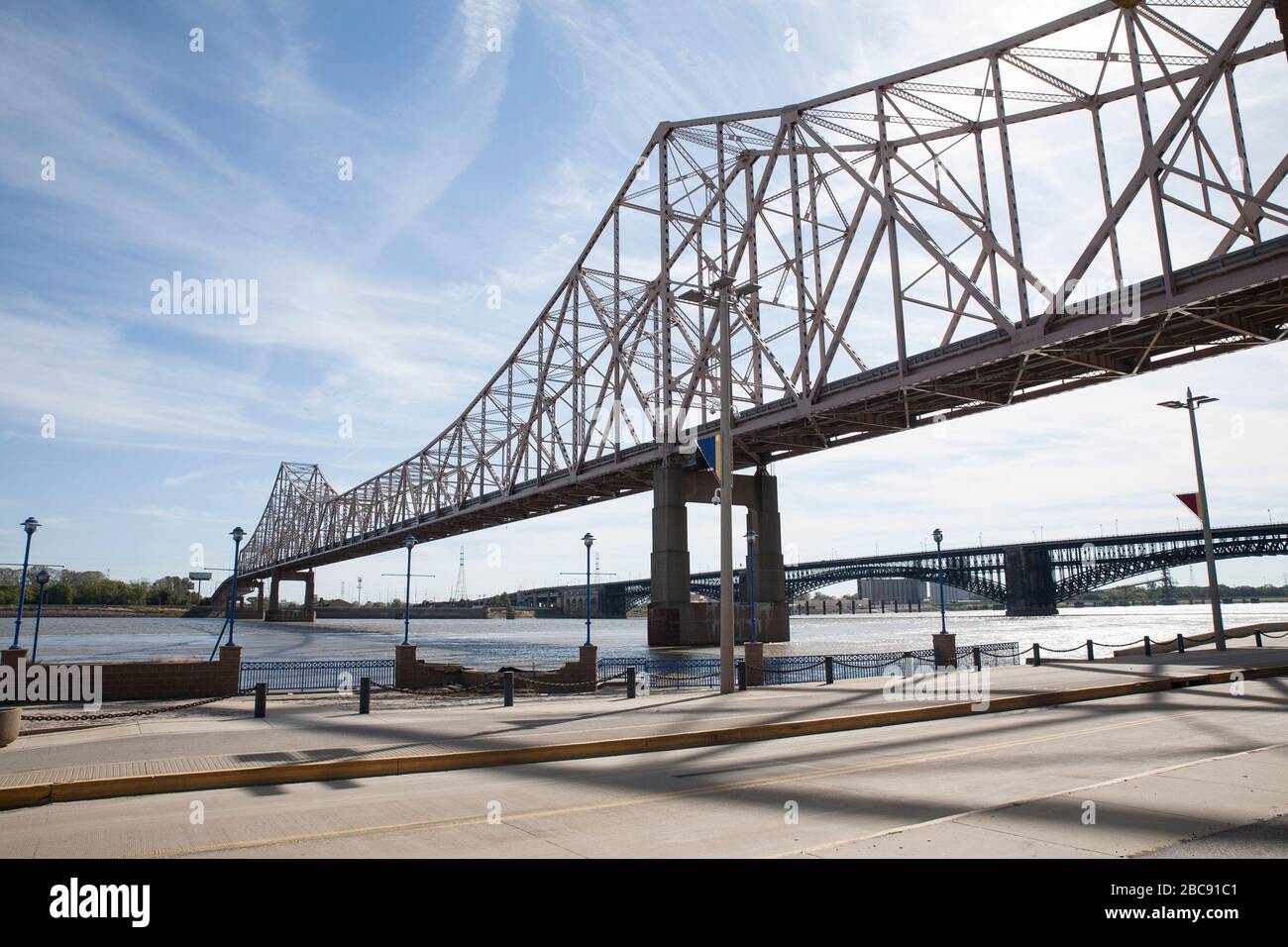 Martin Luther King Bridge bridge crosses the Mississippi from St. Louis