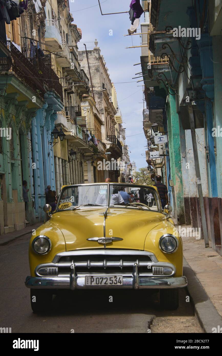 Classic cars and colonial architecture, Havana, Cuba Stock Photo Alamy