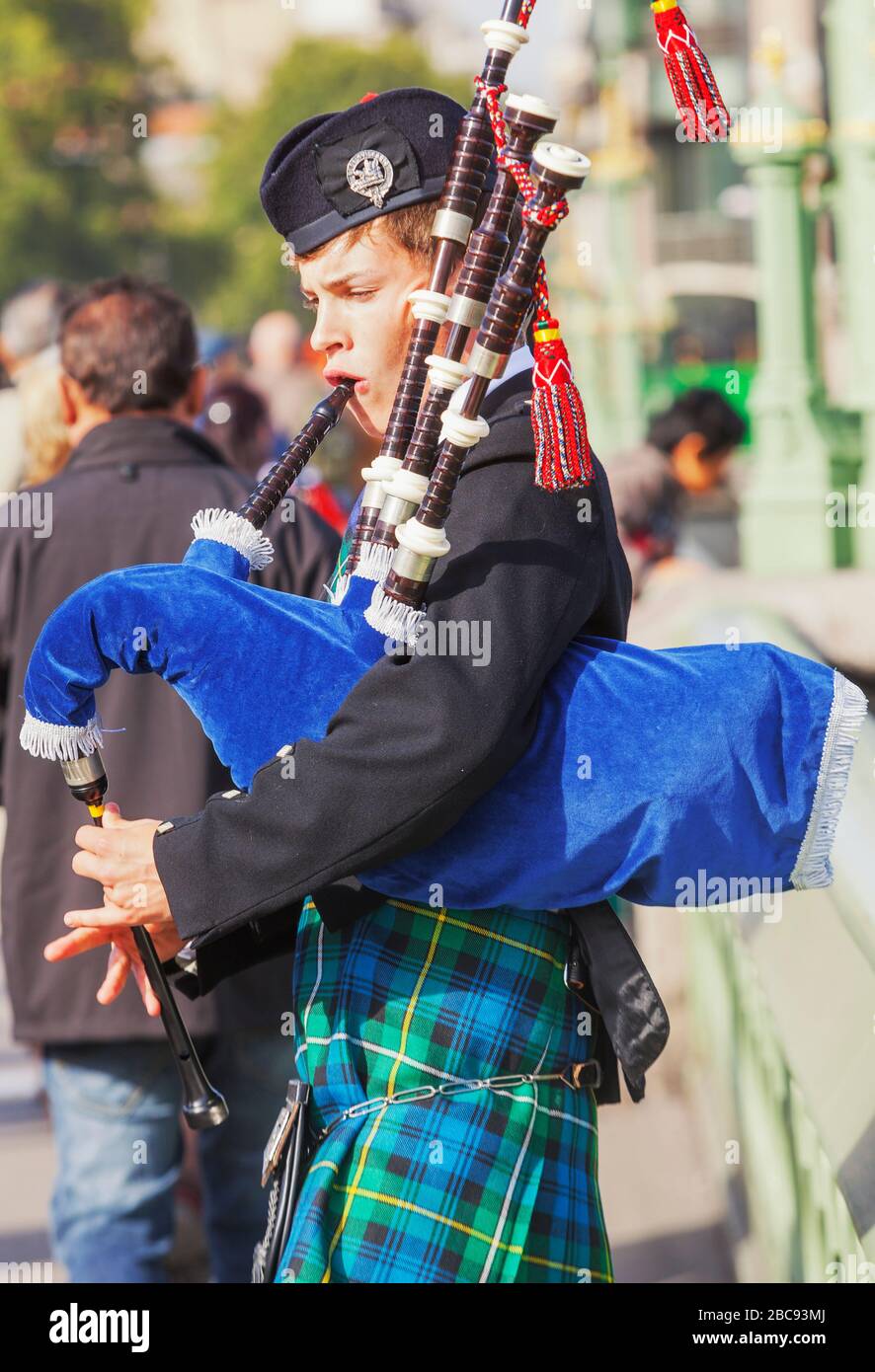 Scottish bagpipe player hires stock photography and images Alamy