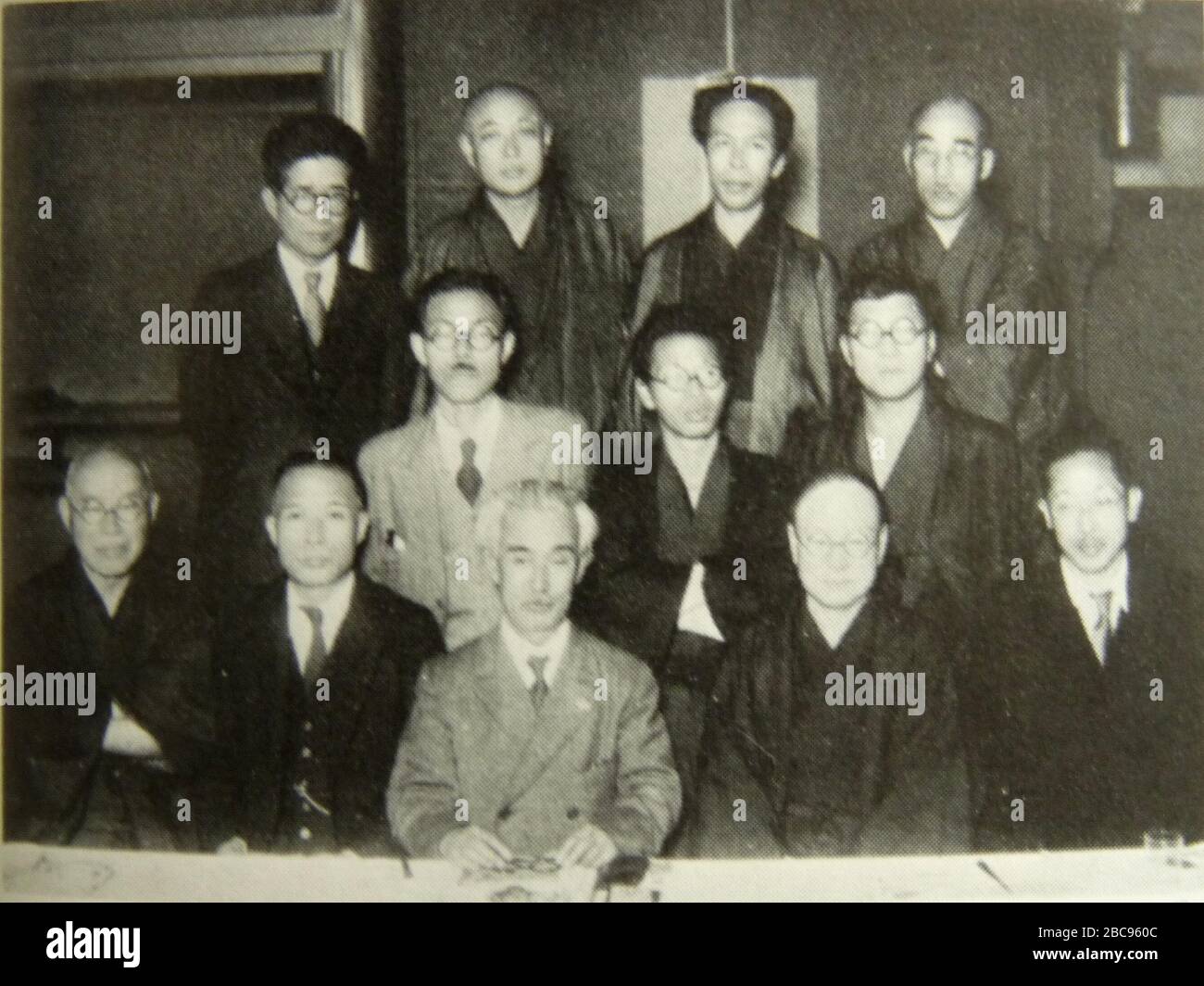 English Front Left Iwasaburo Okino Roson Ashiya Ujaku Akita Akira Maeda Yoshihiko Fujisawa Middle Left Asahiko Sakai Kenjiro Tsukahara Taiji Kawasaki Back Left Yuji Ooki Mimei Ogawa Kusuro Makimoto Koji Uno 日本語