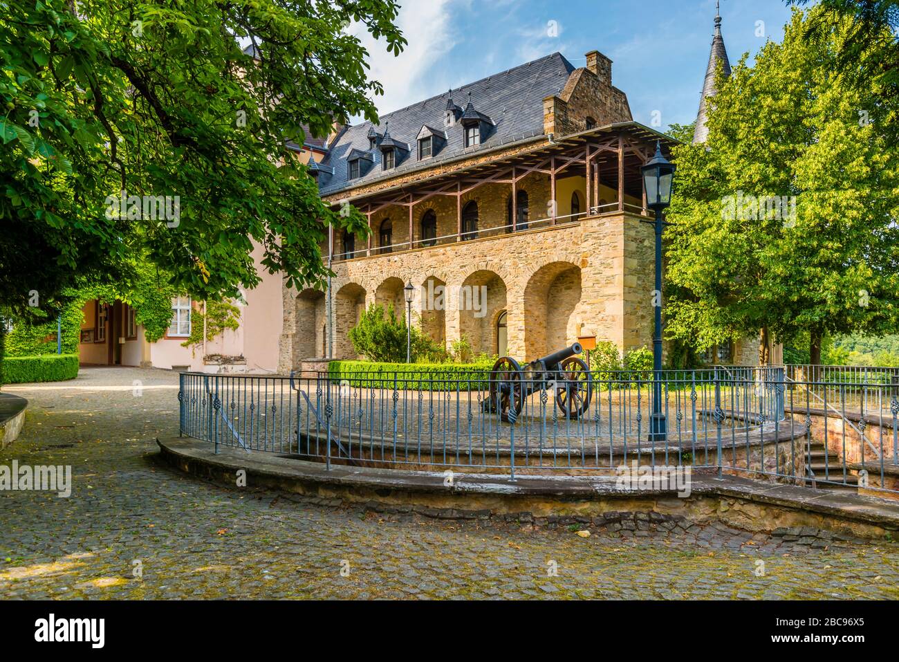Dhaun Castle near Hochstetten-Dhaun on the Nahe, castle ruins, the palas of  which are home to the ?Heim Volkshochschule Schloss Dhaun?, large complex  Stock Photo - Alamy