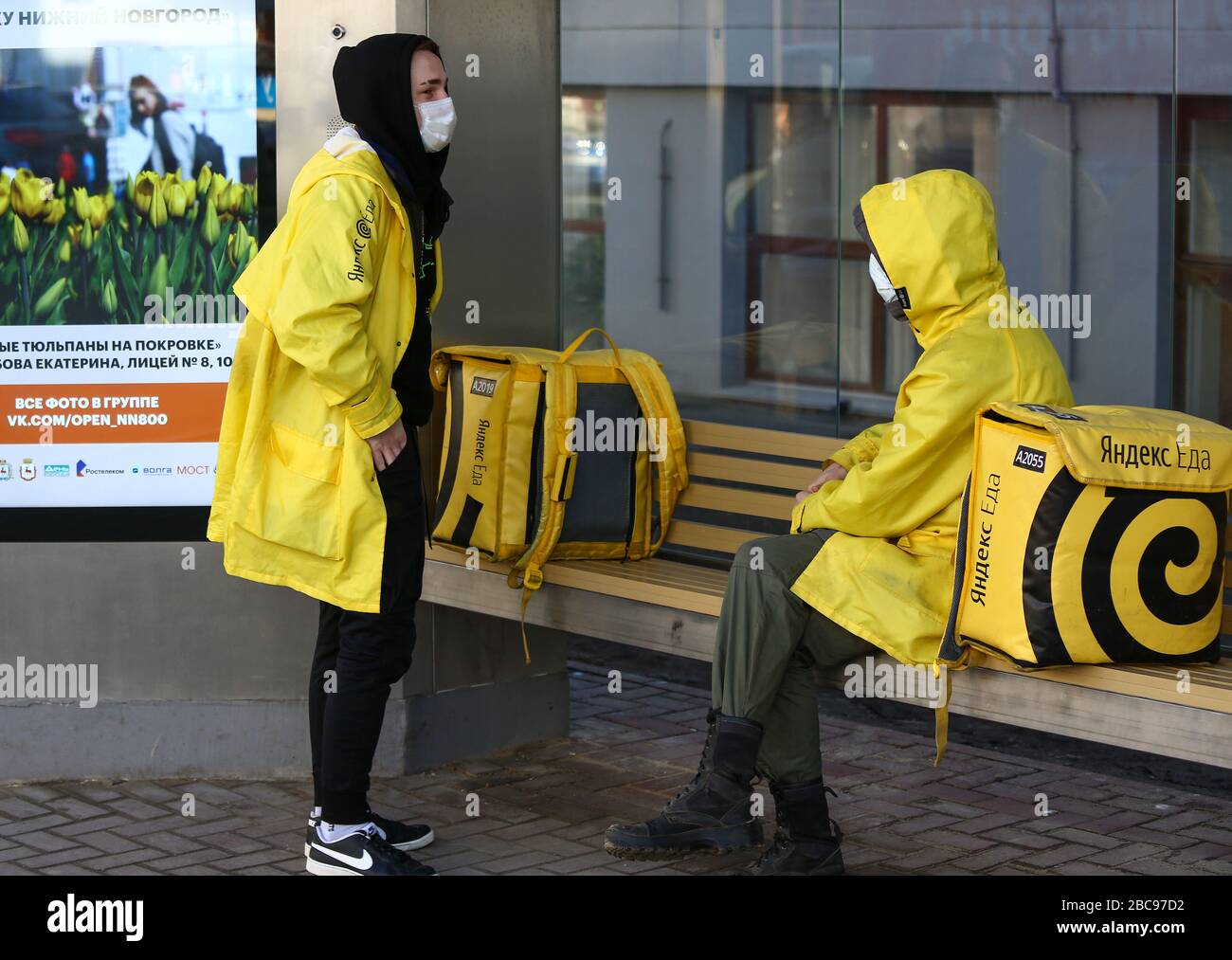 Delivery men wearing masks hi-res stock photography and images - Alamy