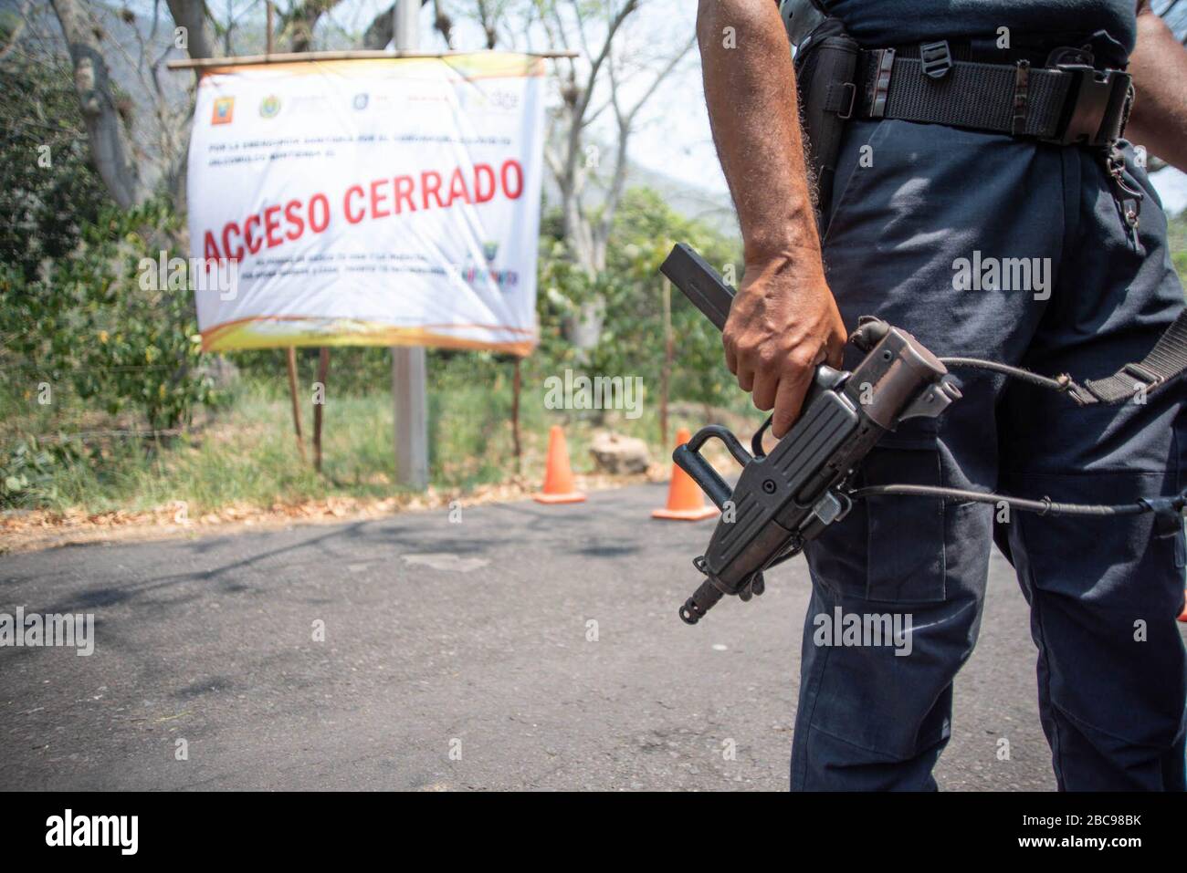 Jalcomulco, México. 3rd Apr, 2020. Para evitar contagios de Coronavirus, pobladores de Jalcomulco y policÃ-as municipales han bloqueado y blindado las entradas al pueblo. Esta medida se hace porque esta temporada y apesar de las indicaciones de las autoridades sanitarias, muchos turistas han arribado al famoso rÃ-o de los pescados a realizar actividades de esparcimiento, poniendo en riesgo a la poblaciÃ³n local. Esta medida se implementa a partir de hoy hasta el 19 de abril. Credit: Hector Adolfo Quintanar Perez/ZUMA Wire/Alamy Live News Stock Photo