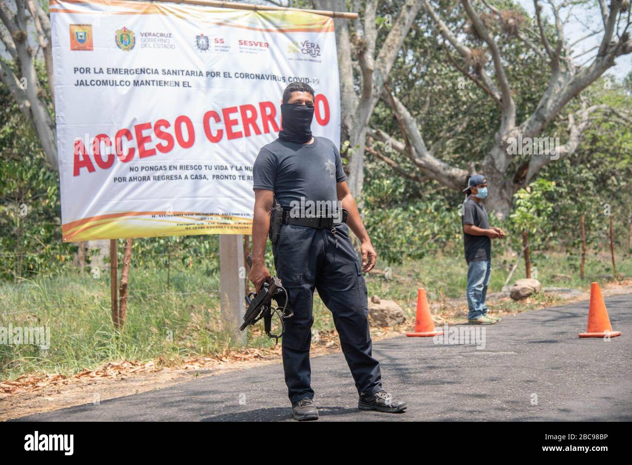 Jalcomulco, México. 3rd Apr, 2020. Para evitar contagios de Coronavirus, pobladores de Jalcomulco y policÃ-as municipales han bloqueado y blindado las entradas al pueblo. Esta medida se hace porque esta temporada y apesar de las indicaciones de las autoridades sanitarias, muchos turistas han arribado al famoso rÃ-o de los pescados a realizar actividades de esparcimiento, poniendo en riesgo a la poblaciÃ³n local. Esta medida se implementa a partir de hoy hasta el 19 de abril. Credit: Hector Adolfo Quintanar Perez/ZUMA Wire/Alamy Live News Stock Photo