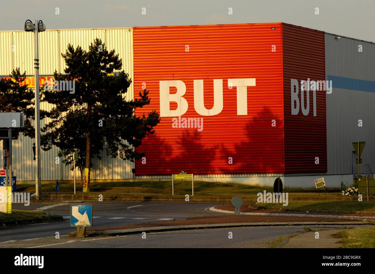 AJAXNETPHOTO. GLISY, AMIENS, FRANCE. - BUT RED - RETAIL FURNITURE AND DOMESTIC APPLIANCE STORE ON OUT OF TOWN RETAIL PARK.PHOTO:JONATHAN EASTLAND/AJAX REF:D150107 5636 Stock Photo