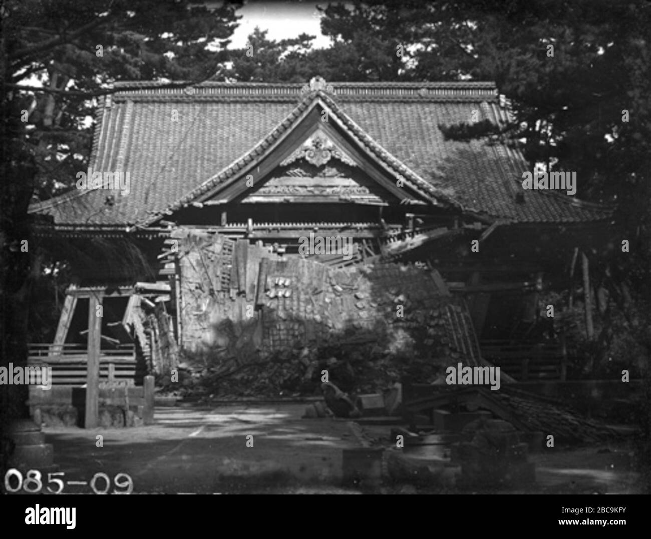 English Broken Shrine 1894 Shonai Earthquake 日本語 1894年の庄内地震で壊れた神社 1894 Http Www Kahaku Go Jp Research Db Science Engineering Namazu 大森房吉 W Fusakichi Omori Stock Photo Alamy