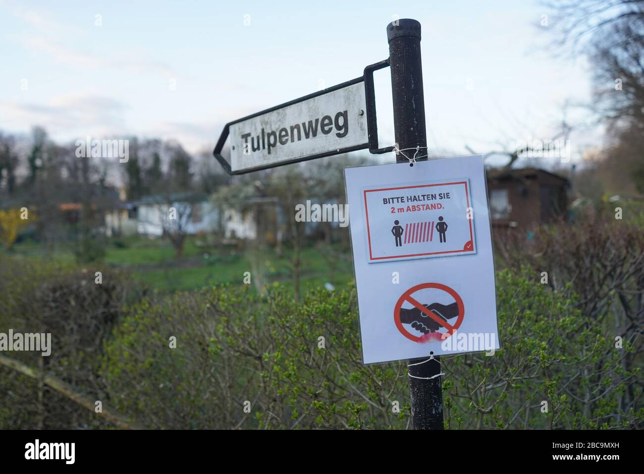 Berlin, Germany. 03rd Apr, 2020. A sign with behavioural instructions hangs on a signpost in an allotment garden in Pankow. Credit: Jörg Carstensen/dpa/Alamy Live News Stock Photo