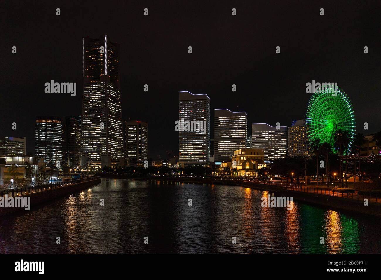 The scenic night skyline of Yokohama with the Landmark Tower and Cosmo Clock 21 ferris wheel, Japan Stock Photo