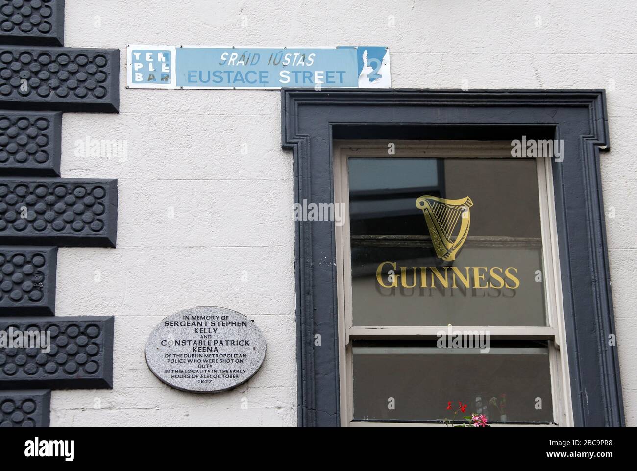 Memorial plaque at Temple Bar in Dublin Stock Photo Alamy
