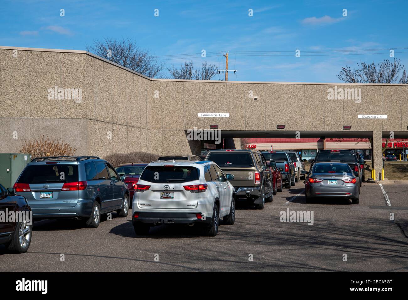 Maplewood, Minnesota.  With the inside lobby closed traffic backs up at the drive up window at the Wells Fargo bank as people take money out due to th Stock Photo