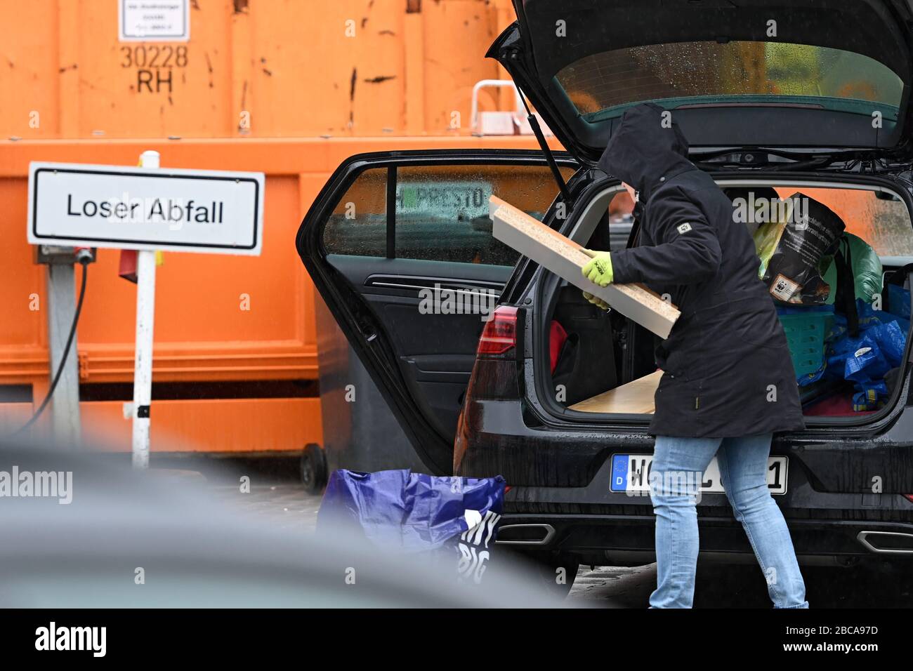 Kassel, Germany. 03rd Apr, 2020. A woman disposes of rubbish at the recycling yard of the city cleaners. Because of short-time work and the ban on contact during the Corona crisis, many Hessians are apparently cleaning up their houses and gardens. Credit: Uwe Zucchi/dpa/Alamy Live News Stock Photo