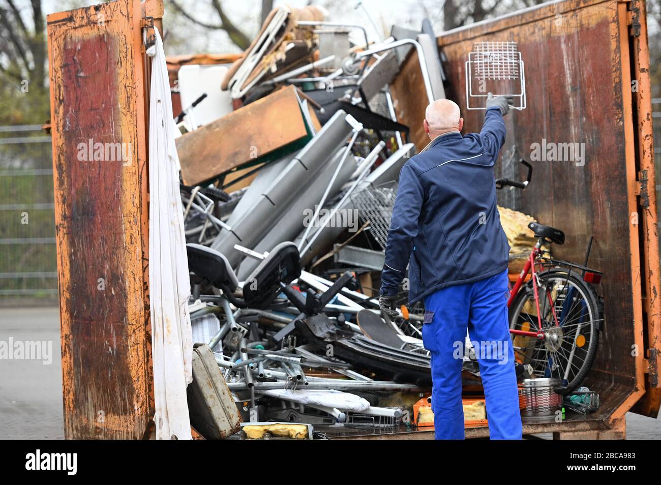 Kassel, Germany. 03rd Apr, 2020. A man disposes of rubbish at the recycling yard of the city cleaners. Because of short-time work and the ban on contact during the Corona crisis, many Hessians are apparently cleaning up their houses and gardens. Credit: Uwe Zucchi/dpa/Alamy Live News Stock Photo