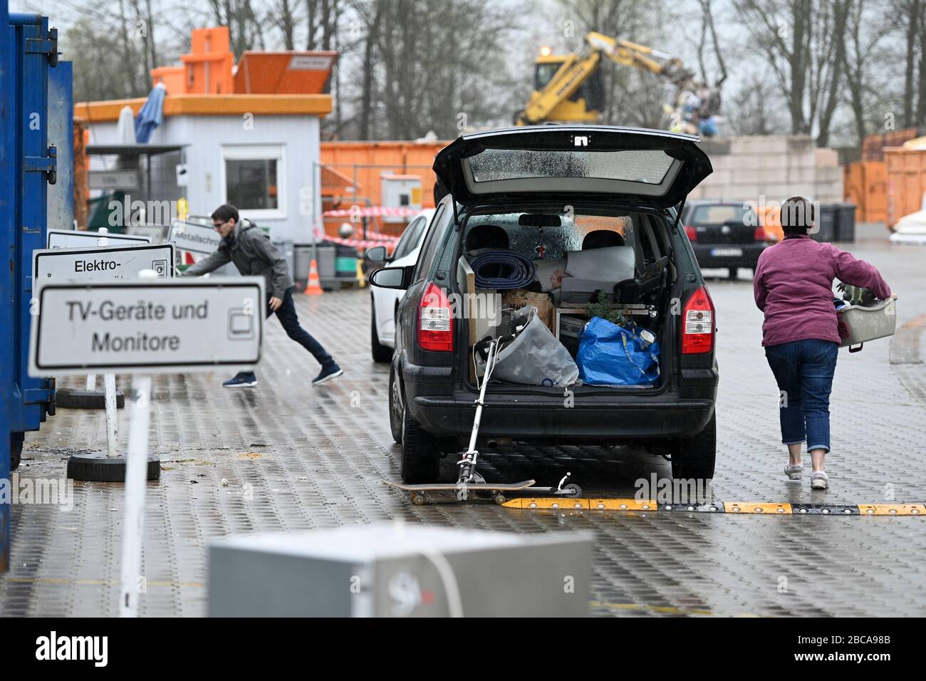 Kassel, Germany. 03rd Apr, 2020. People bring their discarded things to the recycling yard of the city cleaners. Because of short-time work and the ban on contact during the Corona crisis, many Hessians are apparently cleaning up their houses and gardens. Credit: Uwe Zucchi/dpa/Alamy Live News Stock Photo
