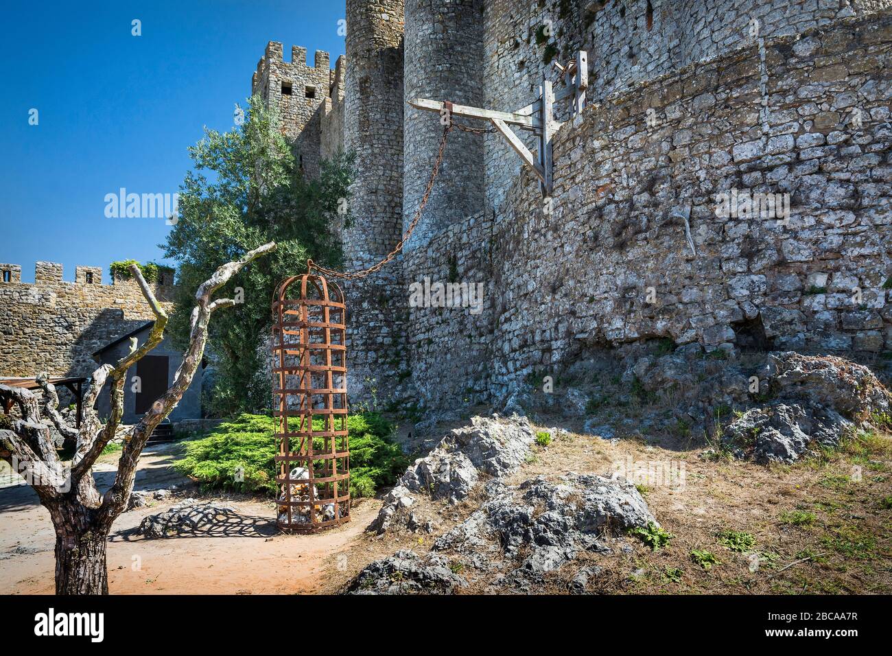 Europe, Portugal, Estremadura, Centro Region, Obidos, Vila das Rainhas, City of Queens, Castelo de Obidos, courtyard with prisoner cage Stock Photo