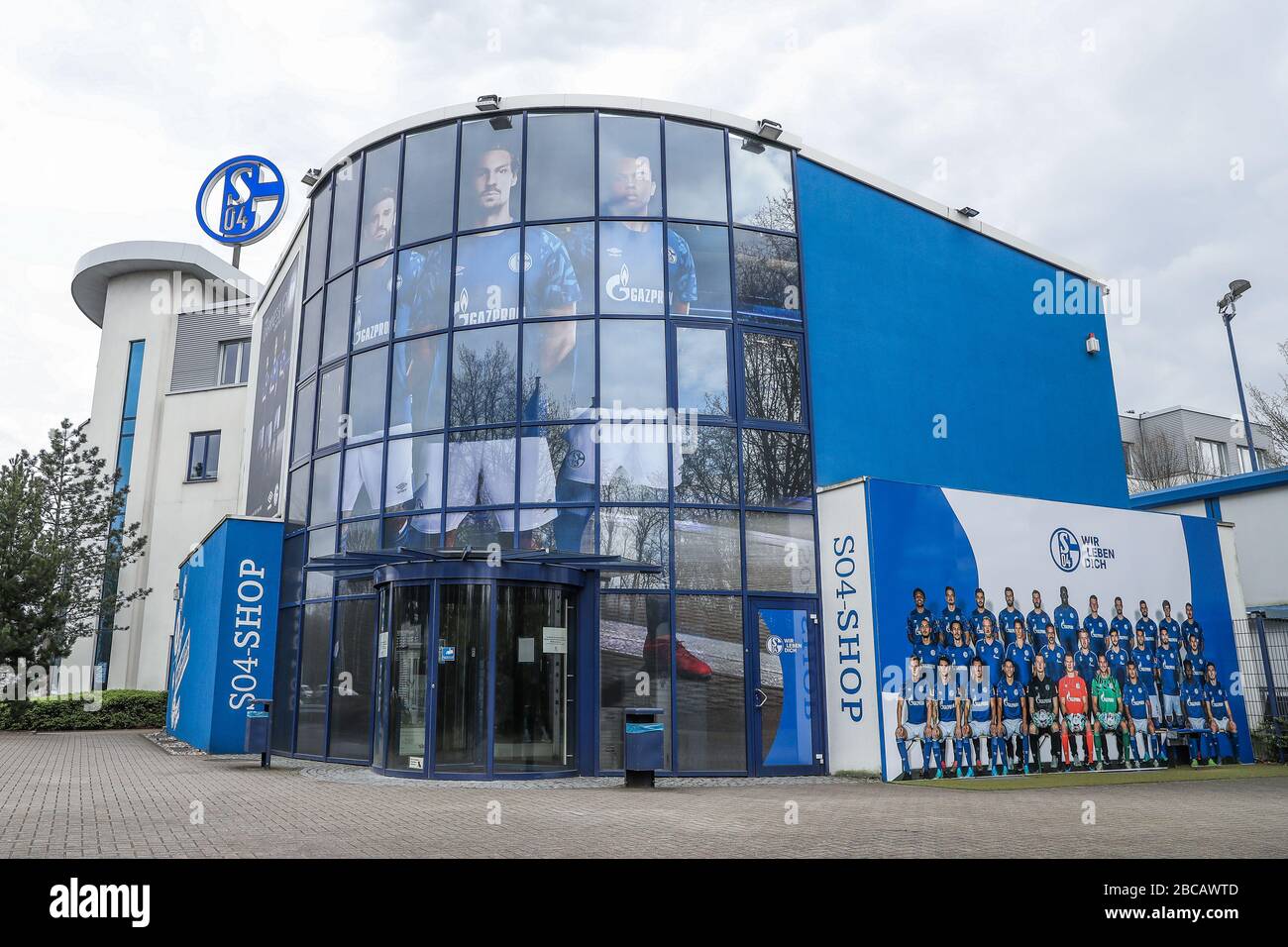 Gelsenkirchen, Germany. 04th Apr, 2020. A view of the fan at the FC Schalke 04 office. Credit: Guido Kirchner/dpa - NOTE: In with regulations of the DFL Deutsche