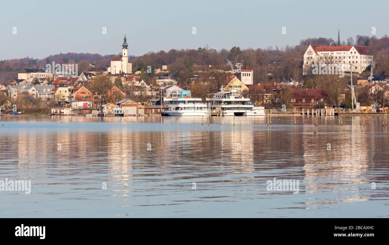Panorama of Starnberg. With church St. Joseph, Schloss Starnberg (Starnberg palace, on the right) and sightseeing boats. Lake in the foreground. Stock Photo