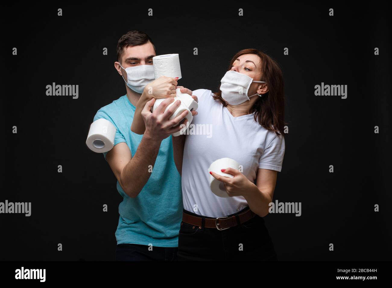Mad people fighting for toilet paper. Woman grabbing toilet paper from a  young man Stock Photo - Alamy