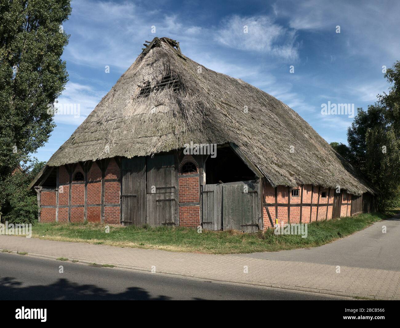 Old Farm House on the Elbuferstrasse in Marschacht, Niedersachsen, ElbmarschGermany. Stock Photo