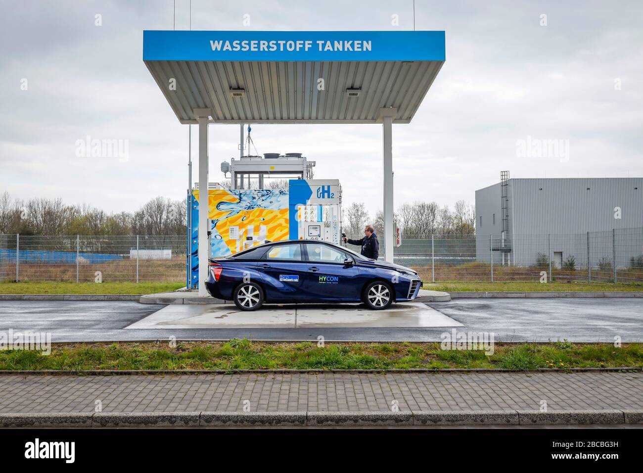 Herten, Ruhr Area, North Rhine-Westphalia, Germany - Hydrogen car refuels hydrogen at an H2 hydrogen filling station. Herten, Ruhrgebiet, Nordrhein-We Stock Photo