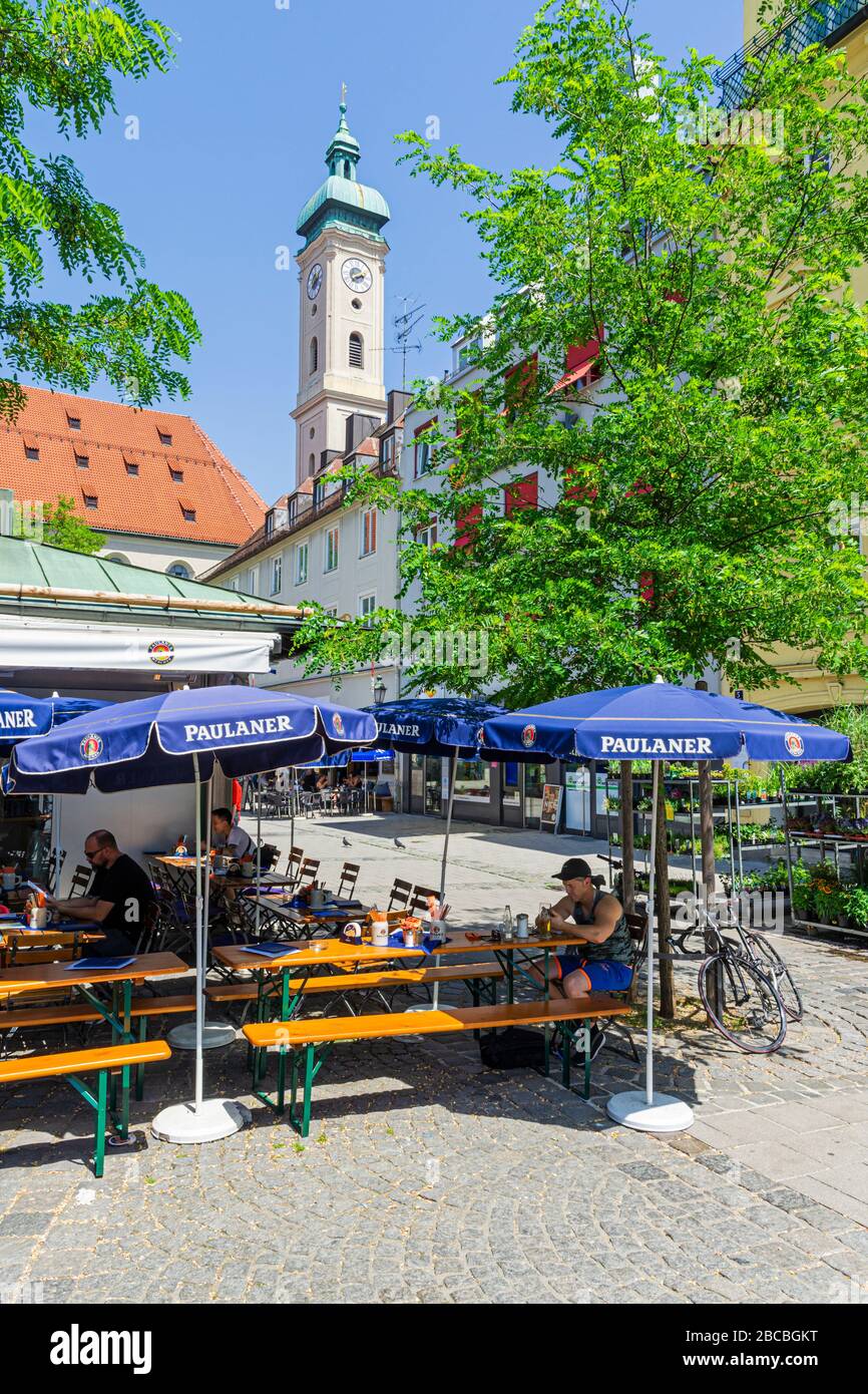 Viktualienmarkt beer garden overlooked by the Heiliggeistkirche, Munich, Germany Stock Photo