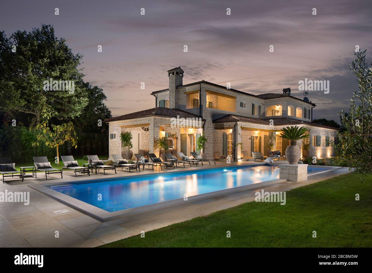 Large mansion with pool hi-res stock photography and images - Alamy