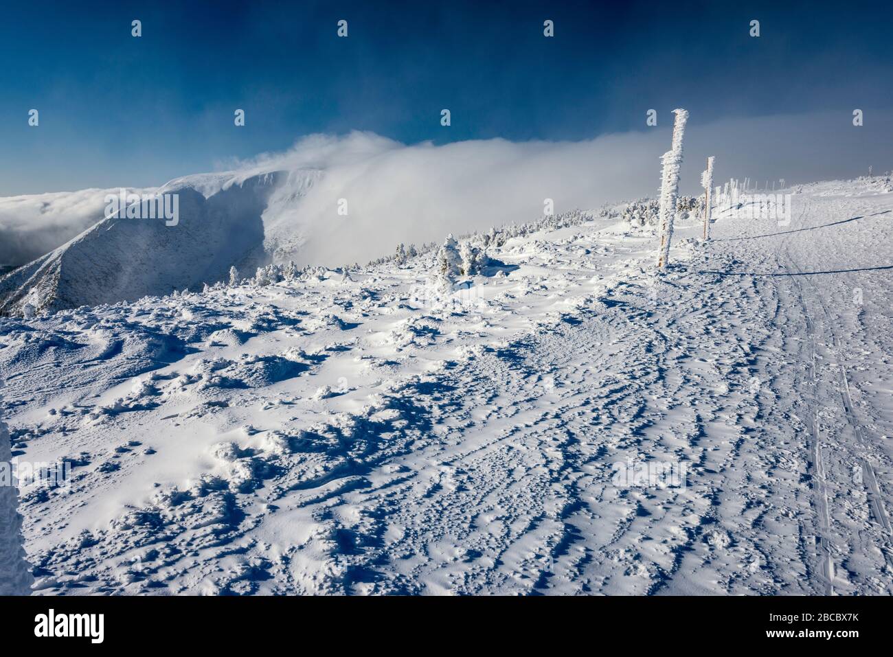 Main ridge of Karkonosze (Krkonose) in winter, foehn cloud, Sudetes mountain range, Karkonosze National Park, Lower Silesia, Poland Stock Photo