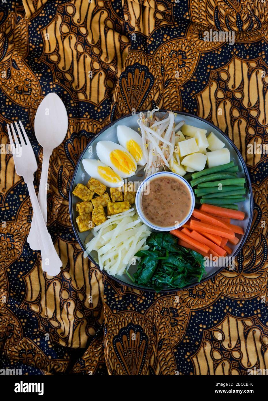 Gadogado, traditional indonesian salad with tempeh and served with