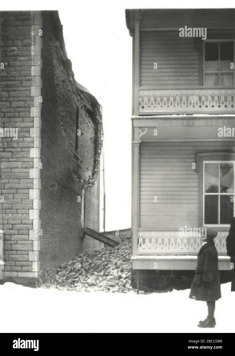 'English: Damage in Shawinigan, Quebec, from the February 28, 1925, Charlevoix-Kamouraska earthquake. Français : Dégâts causés dans la ville de Shawinigan (Québec) par le tremblement de terre du 28 février 1925, dont l'épicentre se trouvait dans la région de Charlevoix-Kamouraska.  La maison endommagée sur la photographie, située au haut de la 7è rue, sur la colline Saint-Pierre, à Shawinigan, appartenait à J.-A. Frigon.; 28 February 1925; From here; E.A. Hodgson; ' Stock Photo