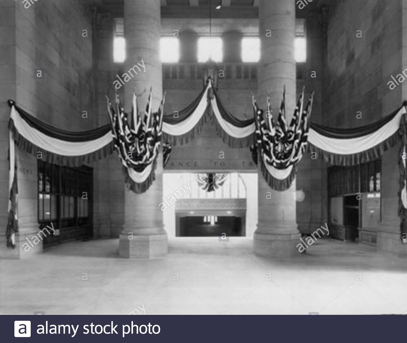 Union Station Toronto Entrance To Trains Decorated For The