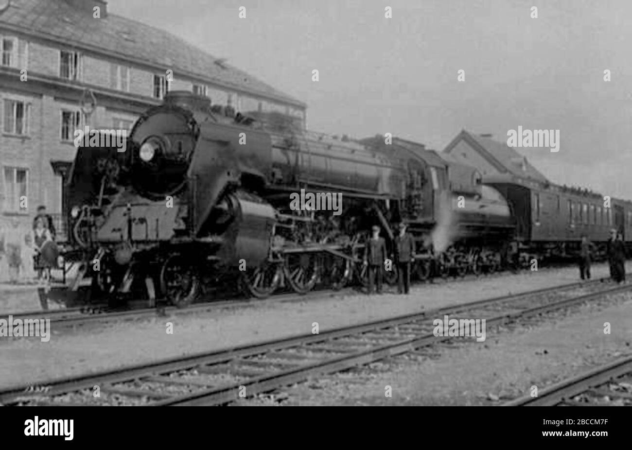 English: Norges Statsbaner type 49a Dovregubben steam locomotive at Oppdal  station, Dovrebanen, Norway.; 1935; Galleri NOR Tilvekstnummer: NF.WB 45751  Internnr: NBR9205:11691; Anders Beer Wilse (1865–1949) Description  Norwegian photographerfather of ...