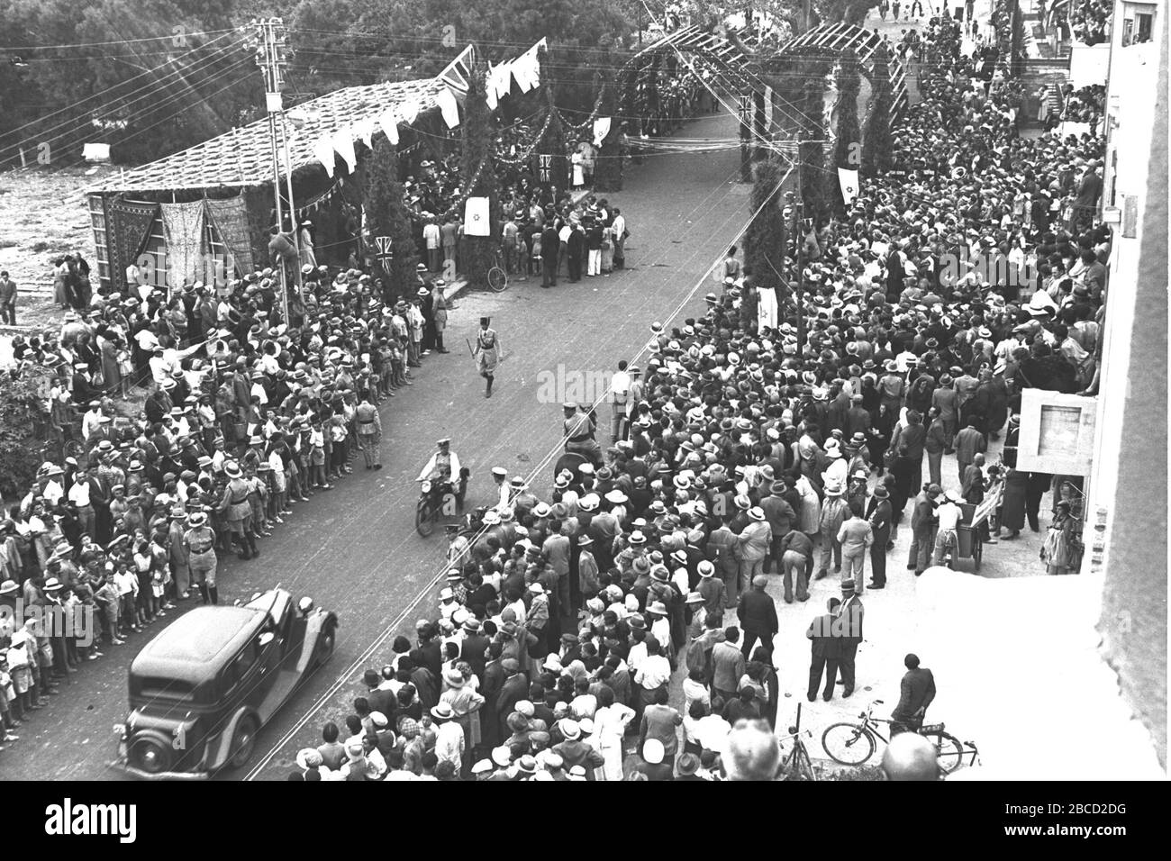 English Citizens Of Tel Aviv Lining The Roadside Awaiting The Arrival Of Mayor Meir Dizengoff For The Opening Ceremony Of King George Street O Ss O I O O I E Ss O I I I I E U E E O E E O U I U