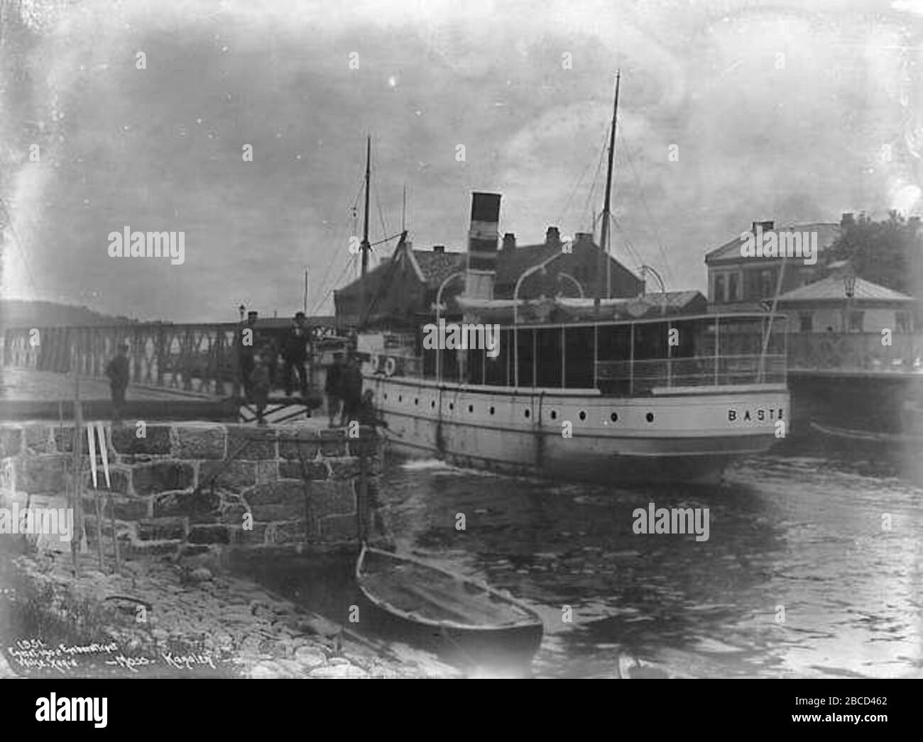 Moss - Kanalen Broen aapen 14. Juni 1902. Bildet viser lokalbåt BASTØ II  som pr.1902 tilhørte Moss-Horten Dampskibsselskab, Moss og gikk i rute Moss- Oslo.; 1902; Galleri Nor Tilvekstnummer: NF.W 01351 Internnr:NBR9404:01166;  Anders