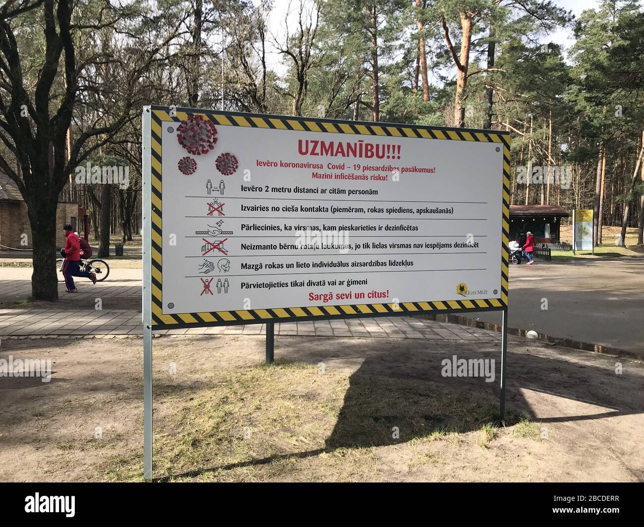 Riga, Latvia. 03rd Apr, 2020. A large signpost is located in the entrance area of the popular recreation area Mezapark. On it, under the heading "Uzmanibu!!! " (Attention!!!) the important hygiene rules and contact descriptions are listed, with which the spread of the coronavirus should be contained. Credit: Alexander Welscher/dpa/Alamy Live News Stock Photo
