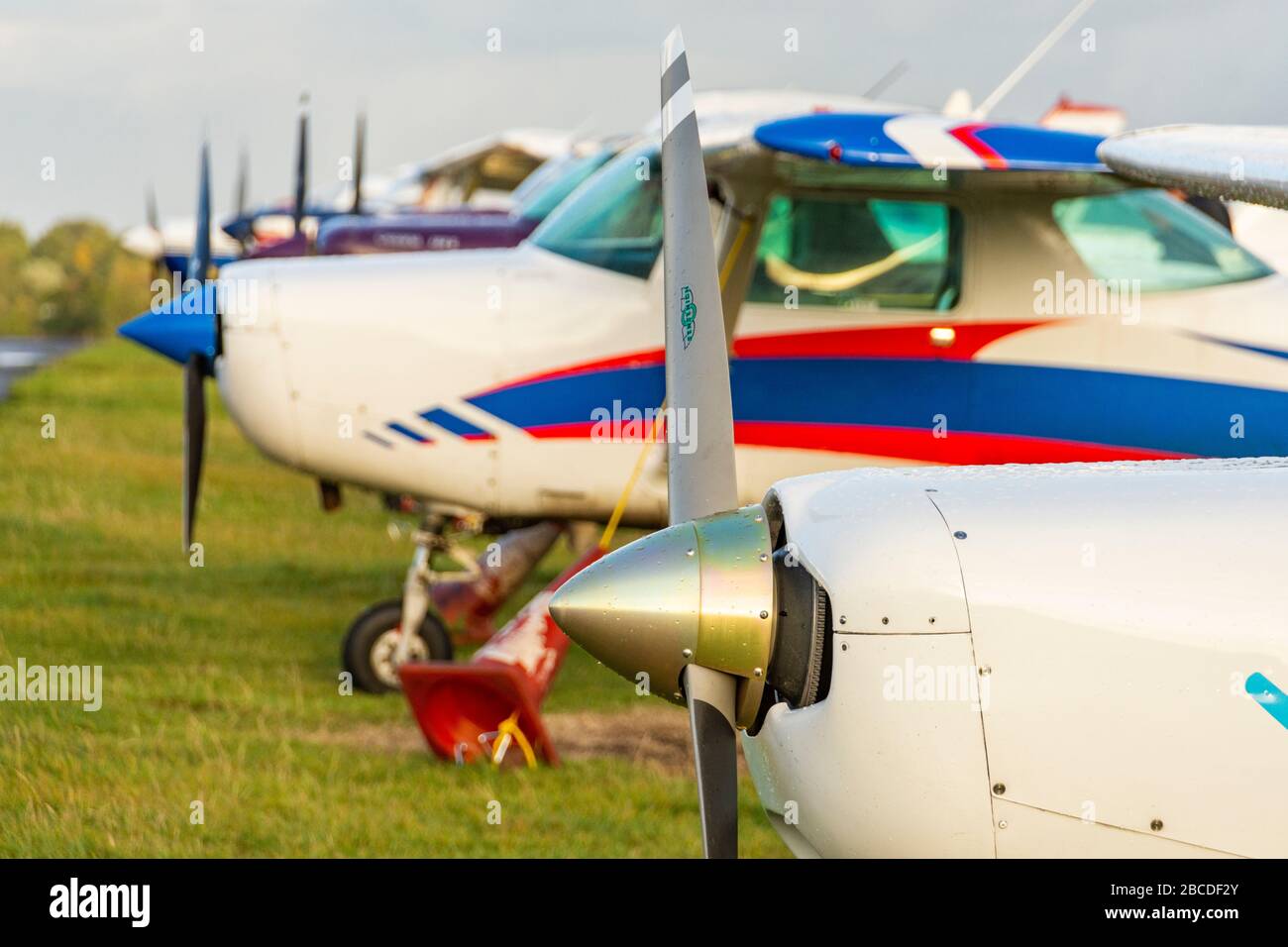 A lineup of Cessna light aircraft Stock Photo