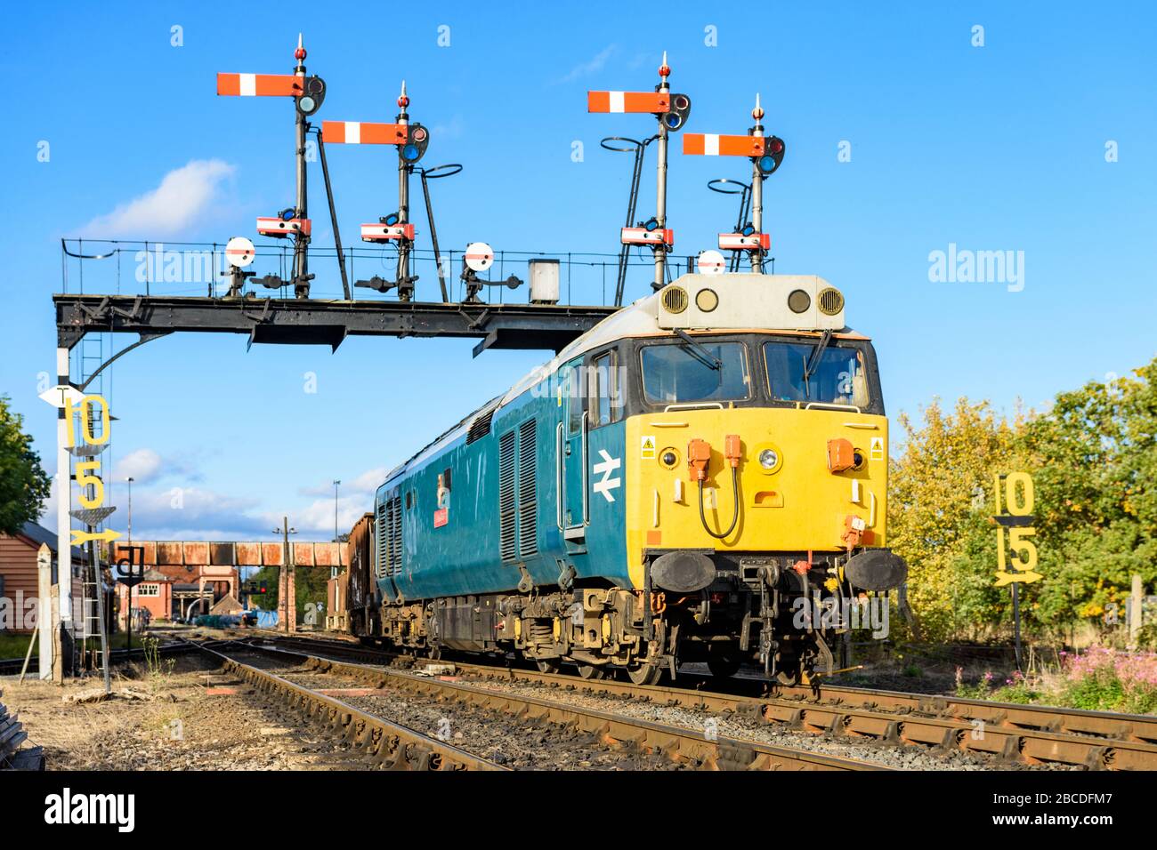 Class 50 50008 Thunderer under a gantry full of semaphore signals at Kidderminster Stock Photo